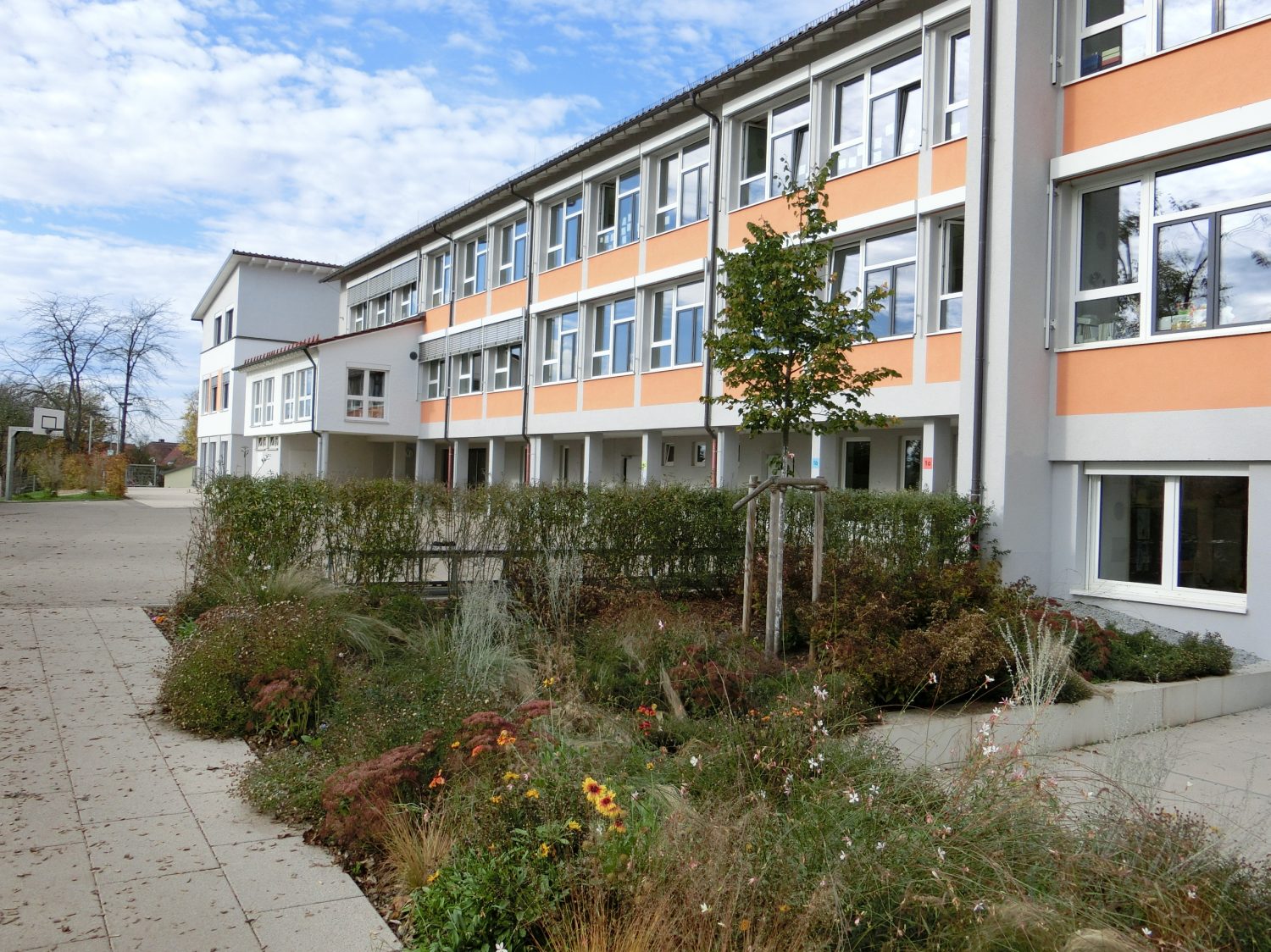 Permalink auf:Schulhof und Hauptgebäude